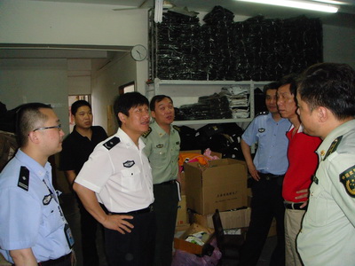 6月18日上午,上海闸北公安分局丁家祥副局长在消防支队周全明支队长